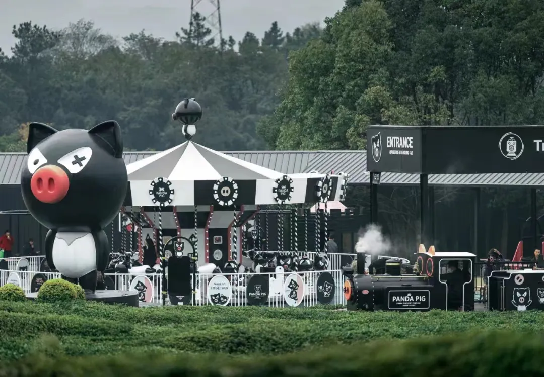 2_Panda Pig Two End Black International Ranch