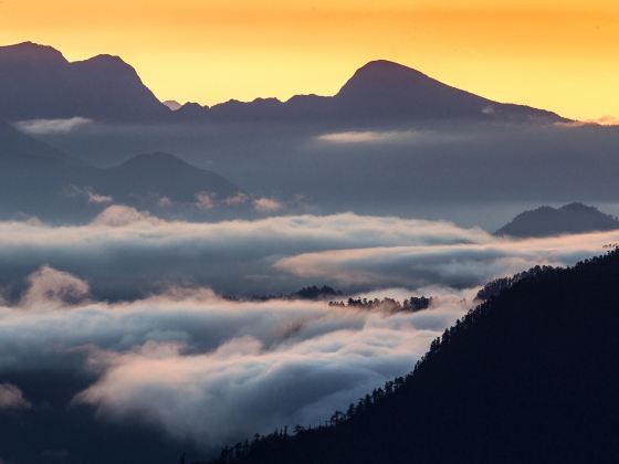 巴郎山山腰觀雲海