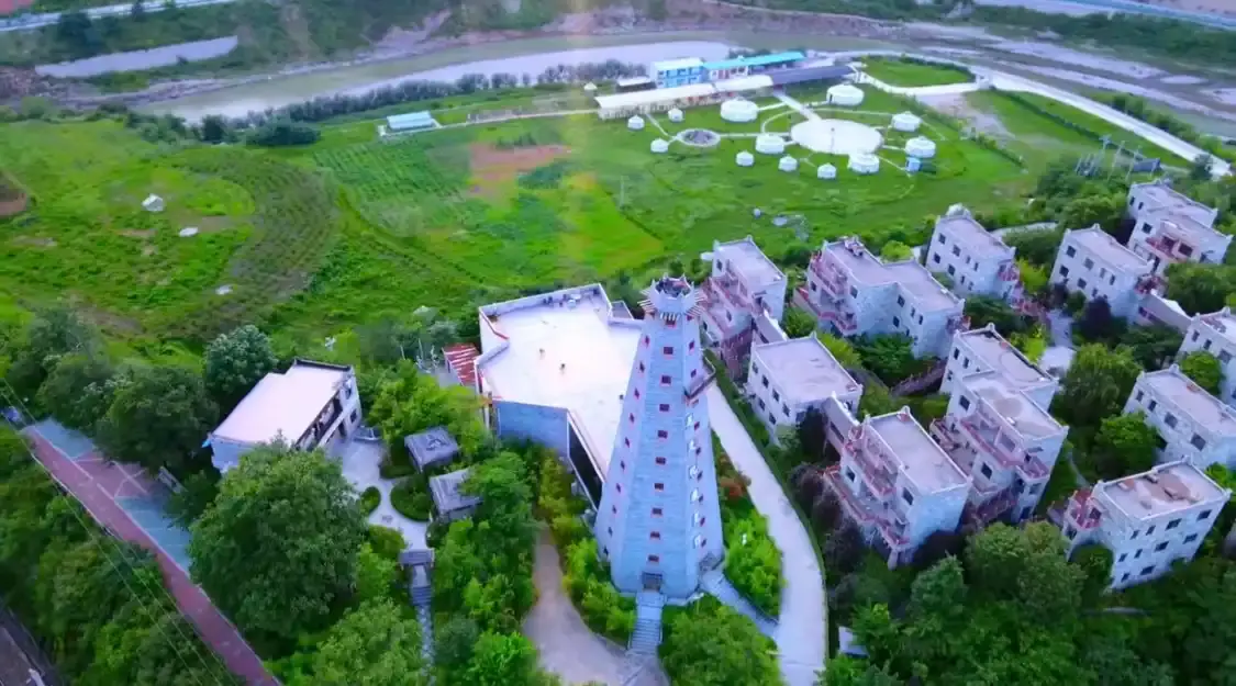 Hotels near Qiang Village, Feng County