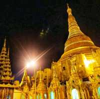 ชเวดากอง วัดที่สวยทั้งกลางวัน กลางคืน