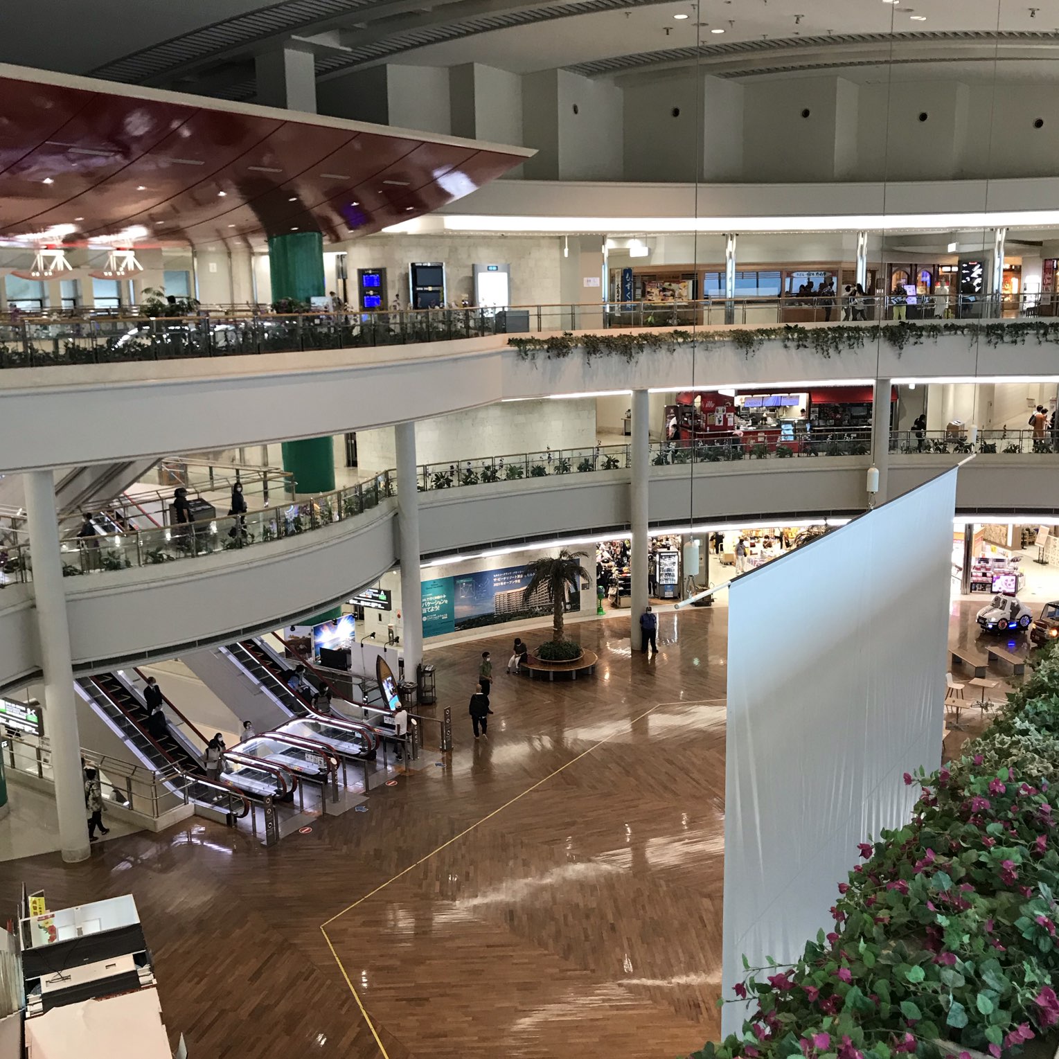 那覇空港 到着すると頭上に めんそーれ のウェルカムボードが Trip Com 沖縄の旅のブログ