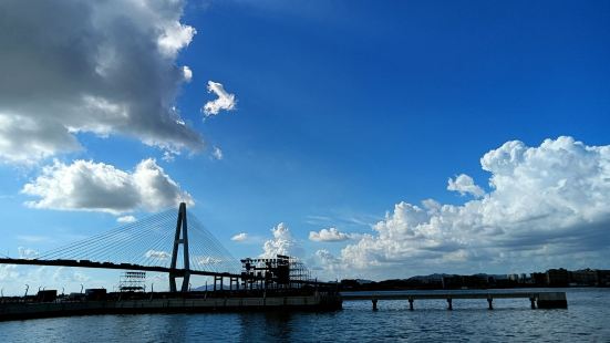 汕头礐石大桥是粤东地区汕头市境内连接金平区与濠江区的过江通道