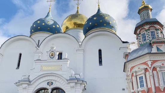谢尔吉圣三一大修道院位于俄罗斯莫斯科谢尔盖耶夫镇，是俄罗斯著