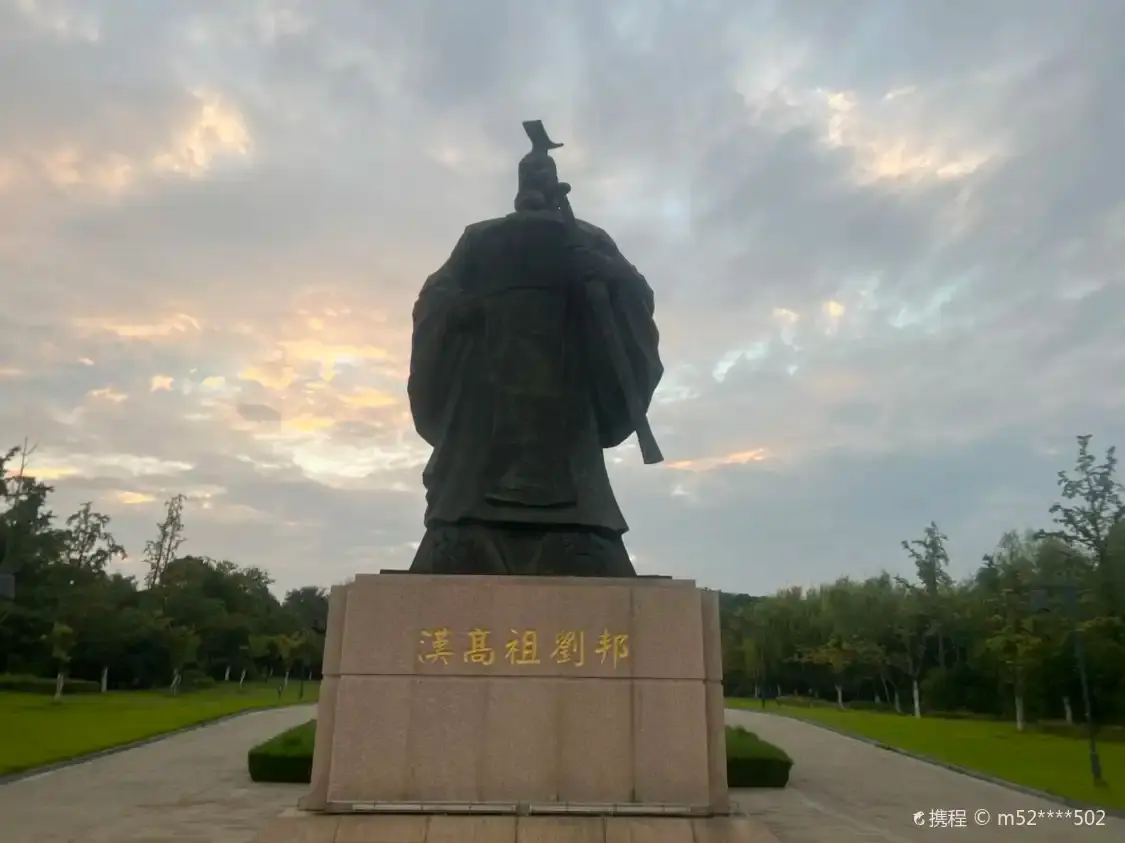Hotels near Statue of Emperor Liu Bang of Han