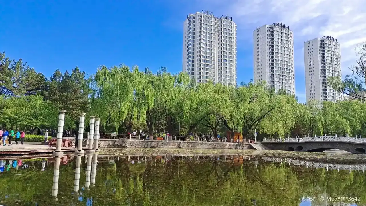 Hotels near Manduhai Park