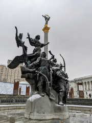 Estatua de Berehynia, monumento a la Independencia en la Plaza de la Independencia en Kiev, capital de Ucrania