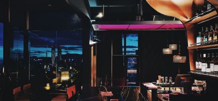 昆明喜舍清歡高空露台設計師飯店（昆明萬象城店）·歡BAR·高空泳池威士忌酒廊