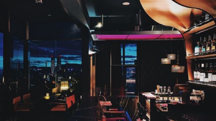 昆明喜舍清欢高空露台设计师酒店(昆明万象城店)·歡BAR·高空泳池威士忌酒廊