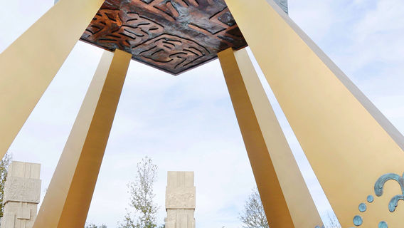 Comb of Golden Rooster, Mohe