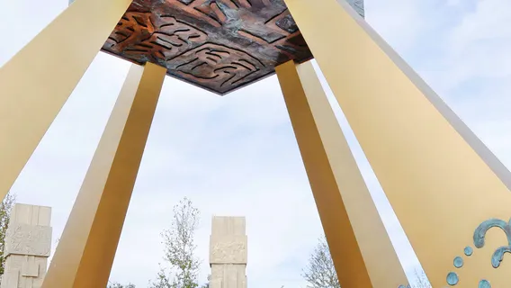 Comb of Golden Rooster, Mohe