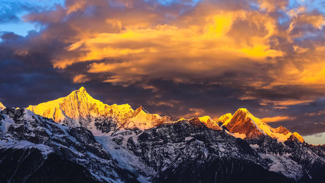 Sunrise Sightseeing in Deqin