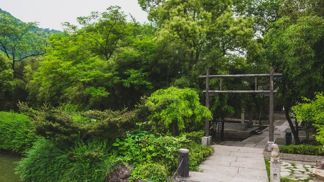 Hotels near Bayong Park