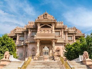 Delhi to Ahmedabad flight time