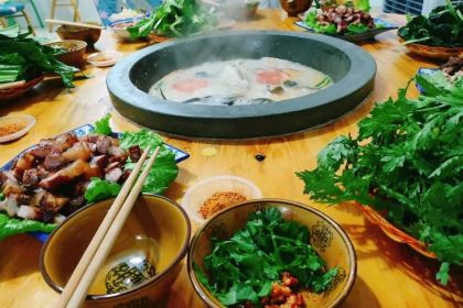 饱食捷生态石锅鱼