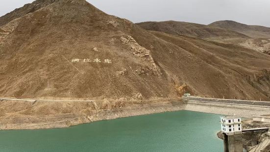 滿拉水庫位於西藏日喀則地區江孜縣龍馬鄉境內的雅魯藏布江支流年