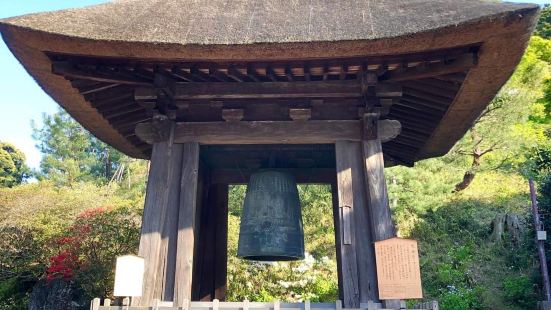 建長寺的佔地非常大，山門三門也超壯觀。全部都用木頭互相交錯支