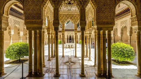 Patio de Los Leones attraction in Granada