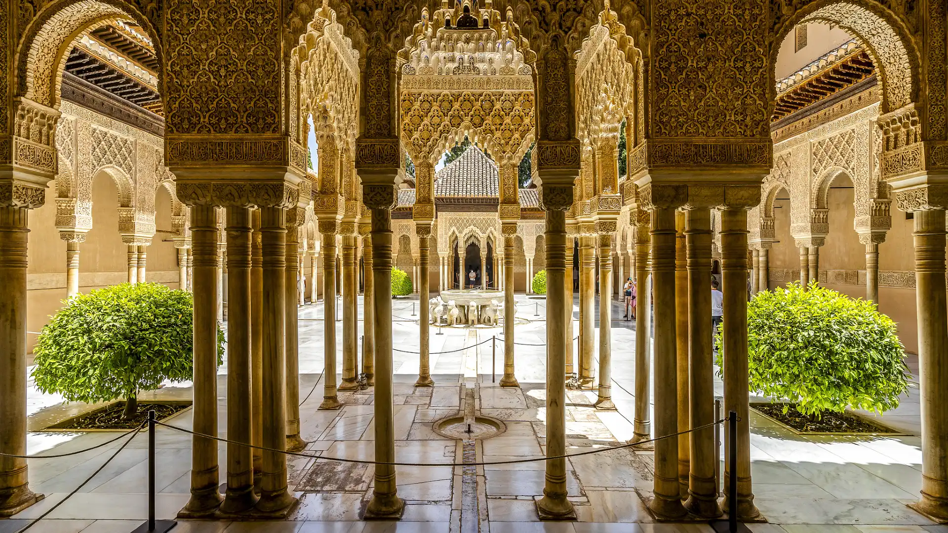 Hotels near Patio de Los Leones