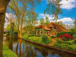 Popular Fall Viewing Attractions in Giethoorn