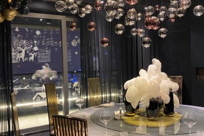 Flaky clouds ART CONCEPT RESTAURANT