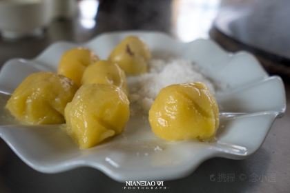 粘豆包柴火铁锅炖
