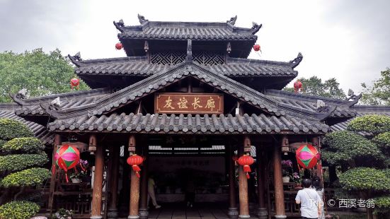 东盟图腾广场位于南宁市青秀山风景区的西部景区，是从西门进入景