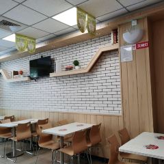 华莱士·全鸡汉堡(广育店) 여행 사진