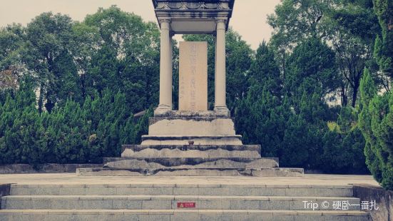 惠州西湖西畔，紫薇山麓处有一座民国名人的墓葬，清幽孤寂，少人
