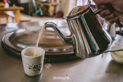 粘豆包柴火铁锅炖