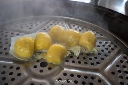 粘豆包柴火铁锅炖