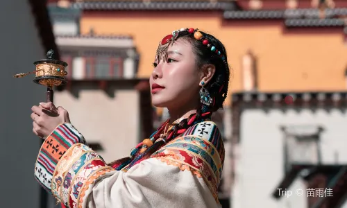 Tibetan Costume Experiences in Shangri-La