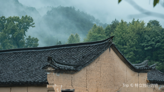 少年的听雨，是歌楼的绮丽；壮年的听雨，是客舟的羁旅；&mid