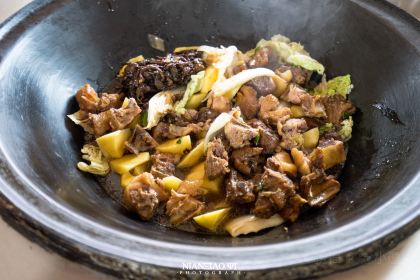 粘豆包柴火铁锅炖