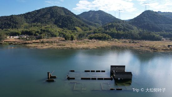 天堂湖水下古村因水位降低露出原来被水淹没的古村落，该建筑内围