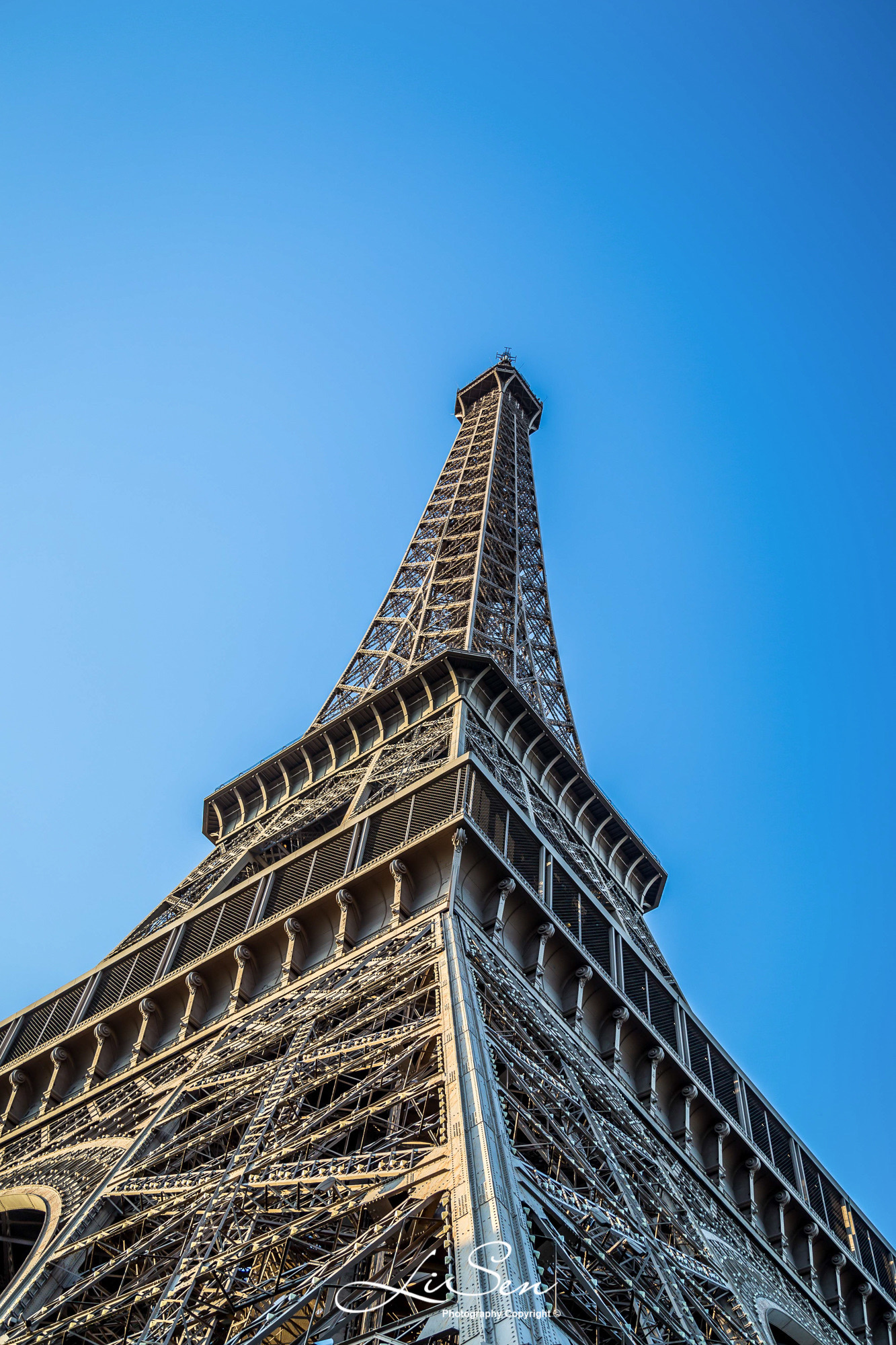 フランスといえばエッフェル塔です。フランスを訪れたら絶対に欠 ...