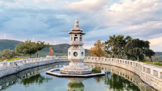  重山园位于齐齐哈尔市碾子山区，为罕有的城中山上公园，园内东