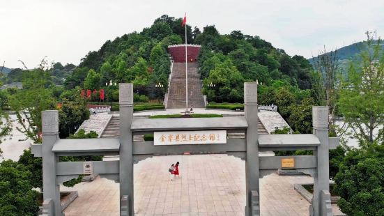 金寨县红军广场景区位于湖北、河南、安徽三省交界处的大别山腹地