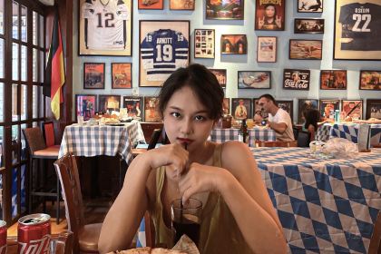 DOLPHIN Sports Bar & Grill