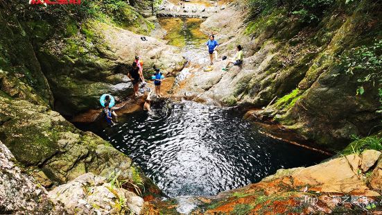 夏日炎炎，玩水是主题。宁波近郊的最佳玩水避暑胜地，当属中坡山