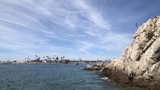 位于新港滩这里的Corona Del Mar 沙滩人少景美,