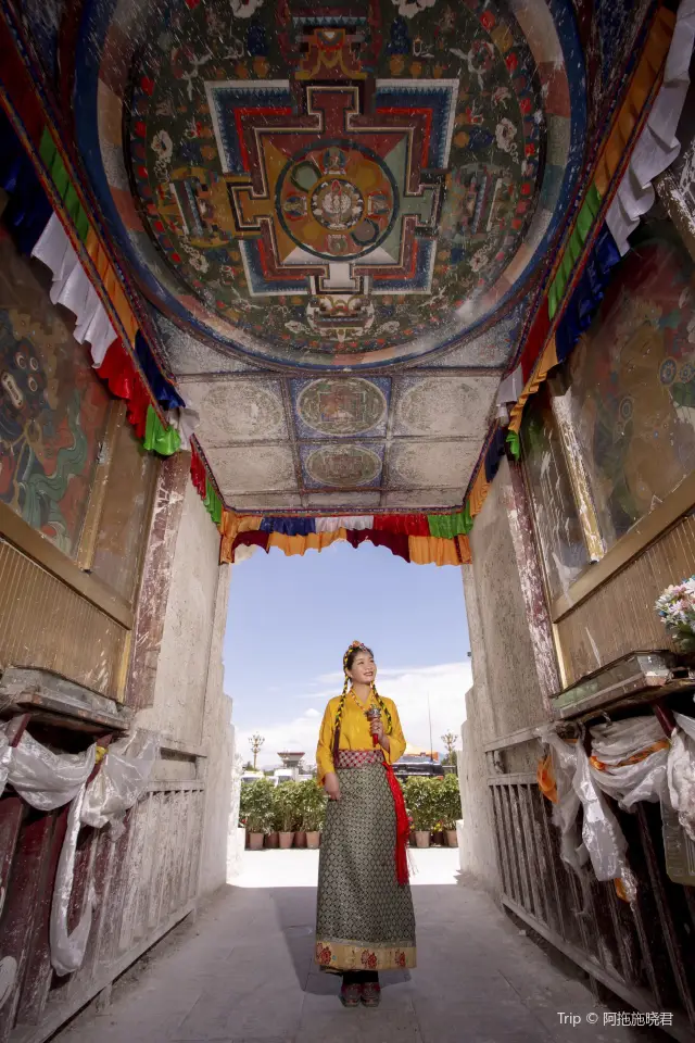 Tibetan Costume Experiences in Lassa