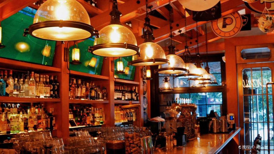 DOLPHIN Sports Bar & Grill