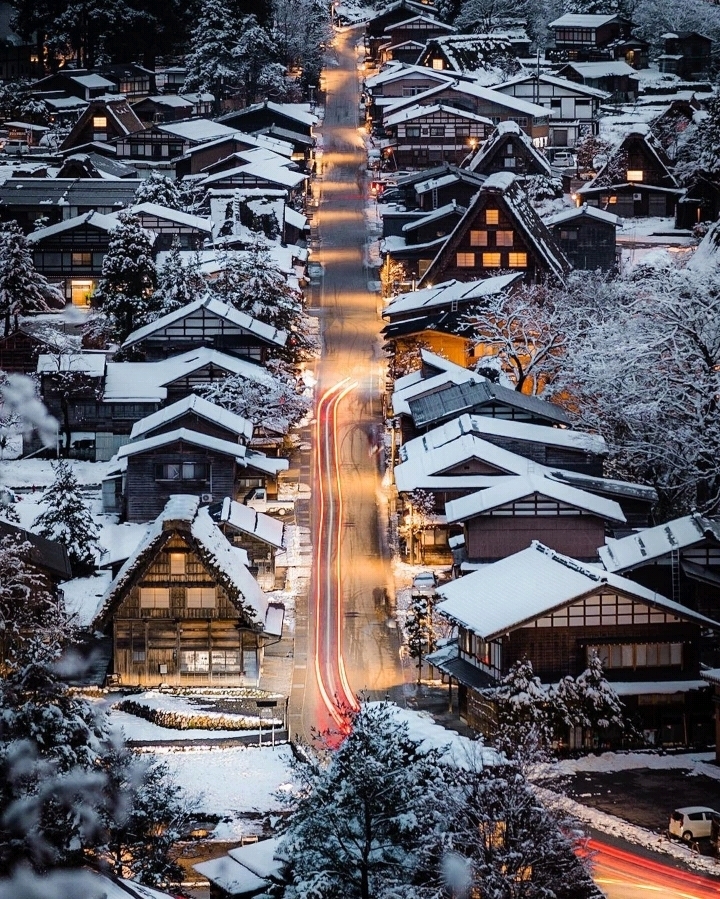 日本で最も美しい、まるで童話に出てくるような白川郷。雪が積も
