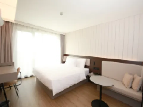 HanTing Hotel (Shanghai Hongqiao Airport Xindian) Hotels near Hanghua Park