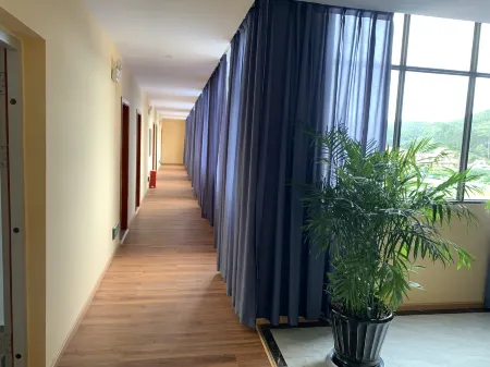 Mengla Yunpeng Grand Hotel Отели рядом с достопримечательностью «Mohan»