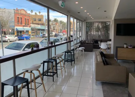 Cosmopolitan Hotel and Apartments Отели рядом с достопримечательностью «Point Ormond Lookout»