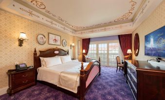 has a smaller bed and no balcony at Hong Kong Disneyland Hotel