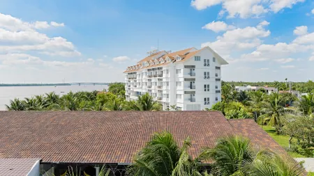 Ben Tre Riverside Resort Отели в г. Giong Trom District