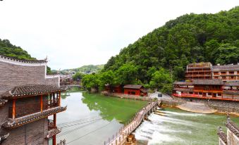 Fenghuang Shanjianxishui Courtyard Inn