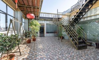 The entrance to a home in an urban area features stairs and a patio at Hawaii International Hotel (Shenzhen International Convention and Exhibition Center)